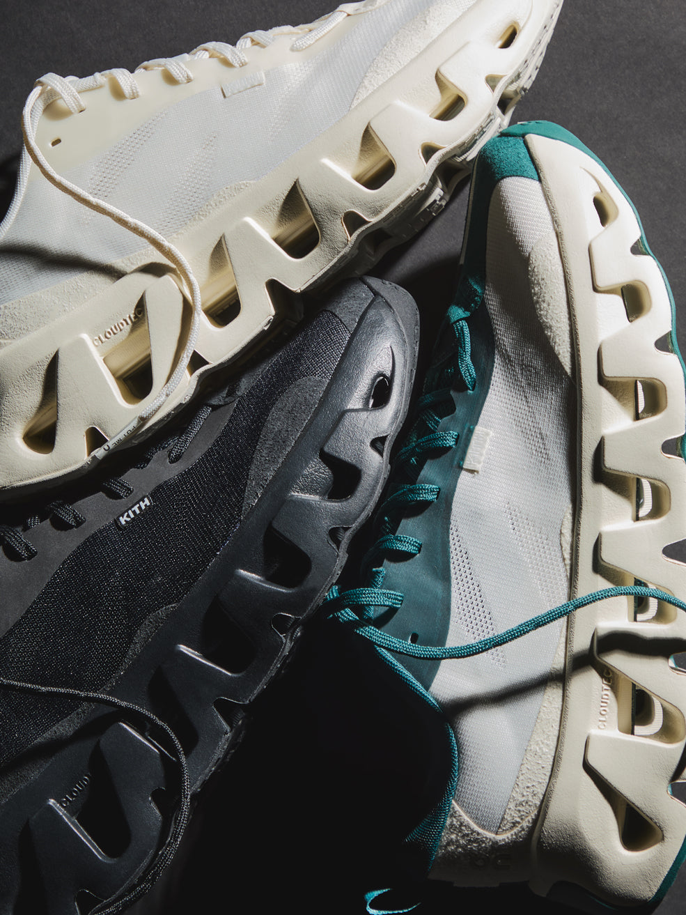 KITH ×On スニーカー Kith×オンの完全オリジナルスニーカー、空洞ソールのクッションで