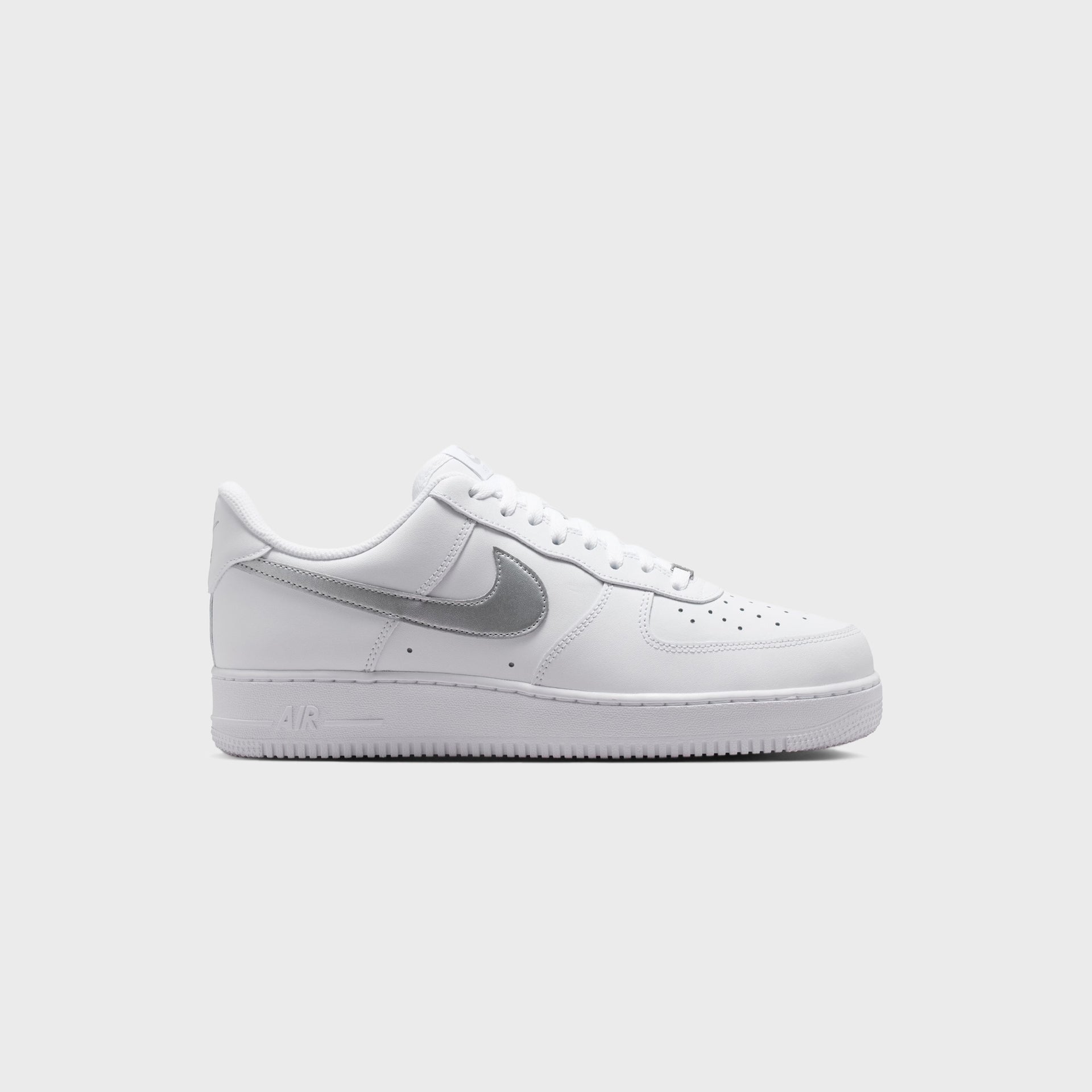 Nike Air Force 1 '07 LV8 - White / Metallic Silver