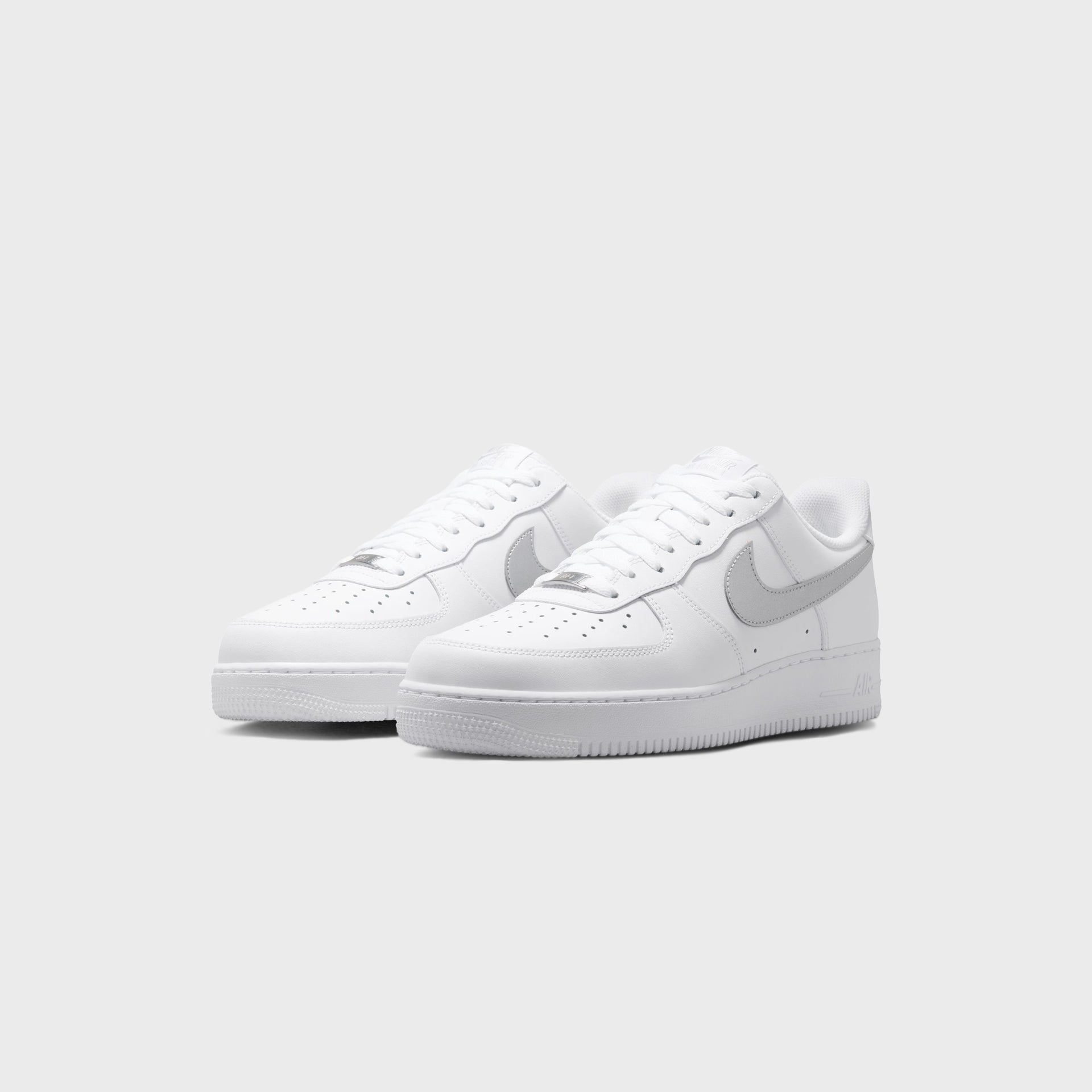Nike Air Force 1 '07 LV8 - White / Metallic Silver