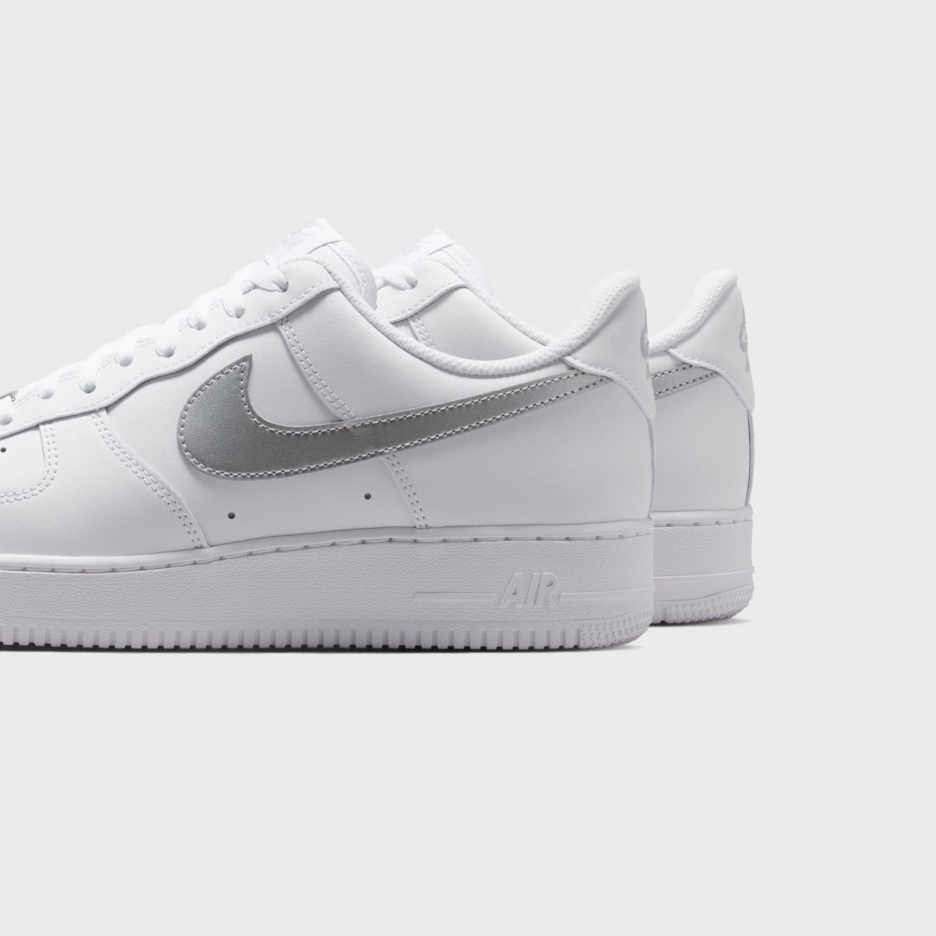 Nike Air Force 1 '07 LV8 - White / Metallic Silver