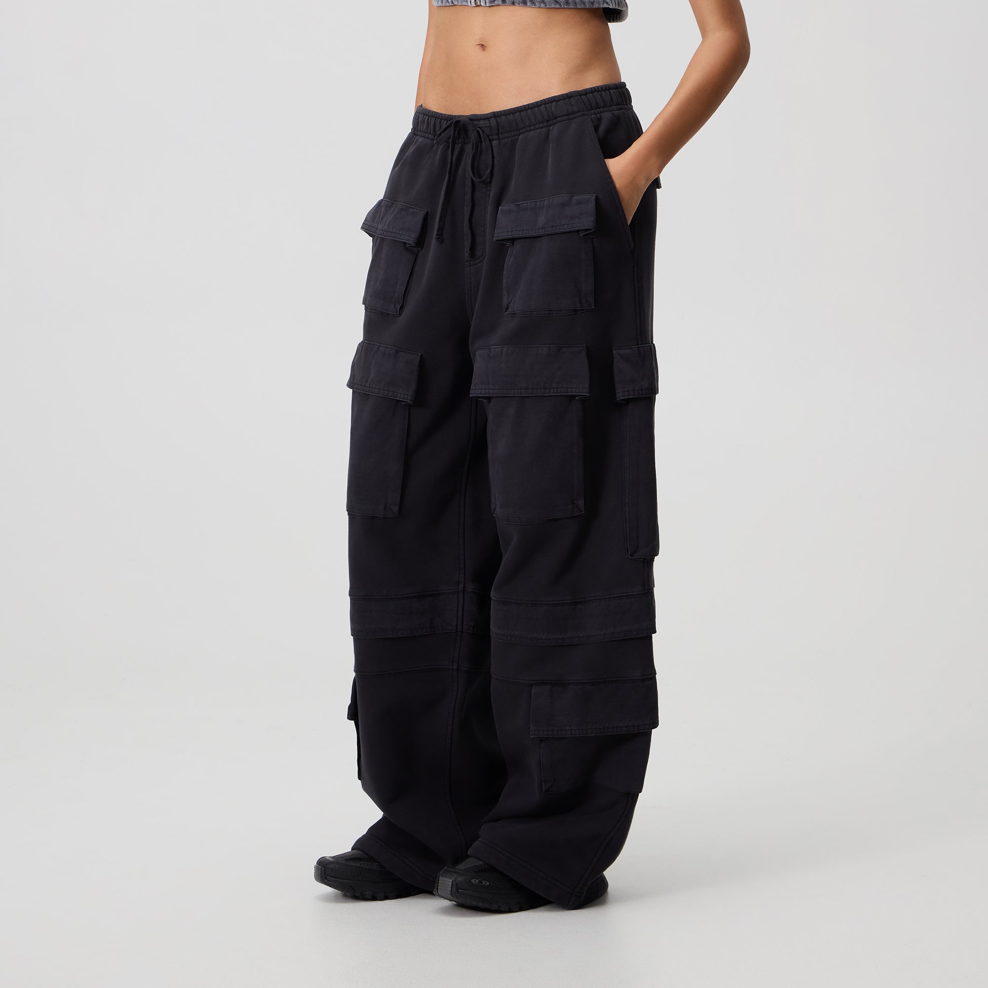 Kith Women Zayn Cargo Sweatpant - Black – Kith Japan