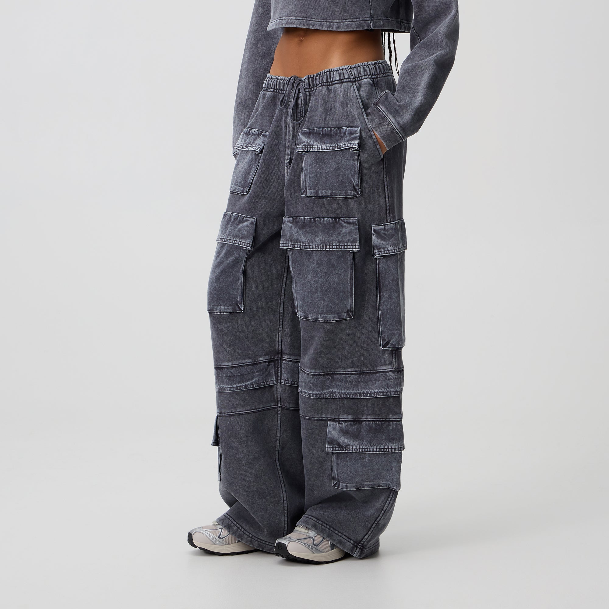 Kith Women Zayn Cargo Sweatpant - Overcast – Kith Japan