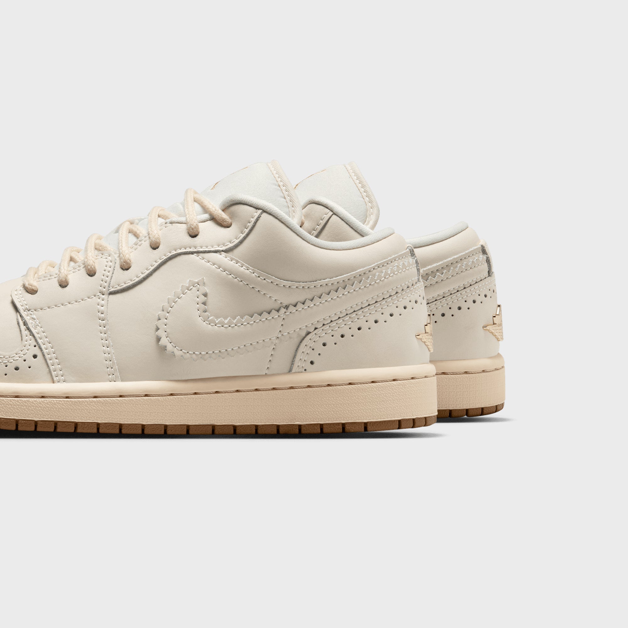 Jordan WMNS Air Jordan 1 Low SE - Chalk / Chalk / Mtlc Gold
