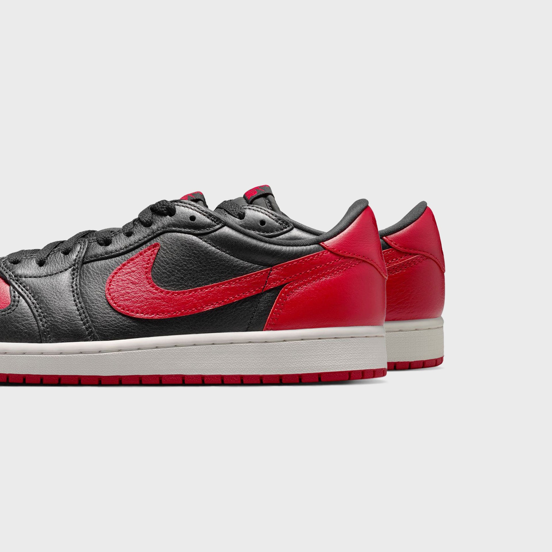 Jordan Air Jordan 1 Retro Low OG - Black / Black / Varsity Red / Summit White