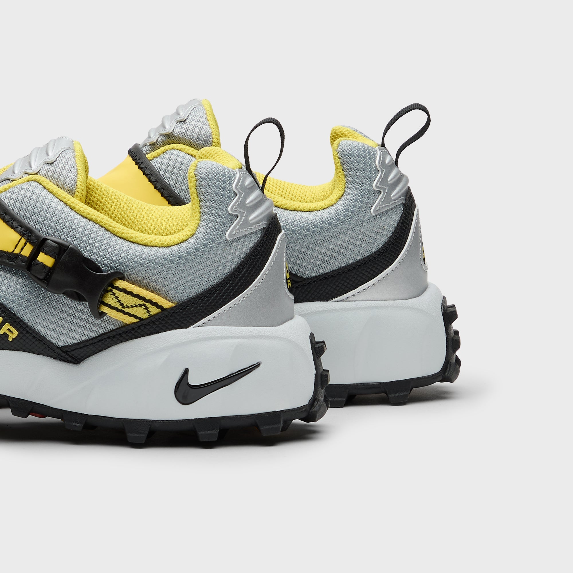 Nike ACG Phassad - Black / Yellow Zest / Metallic Silver – Kith Japan